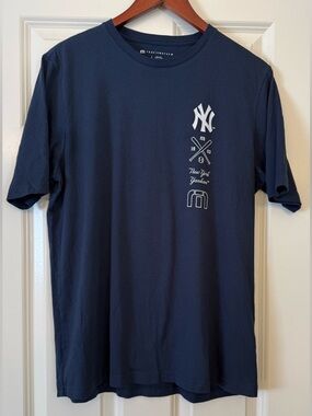 Travis Mathew New York Yankees Blue Size Large MLB Graphic T-Shirt Athleisure